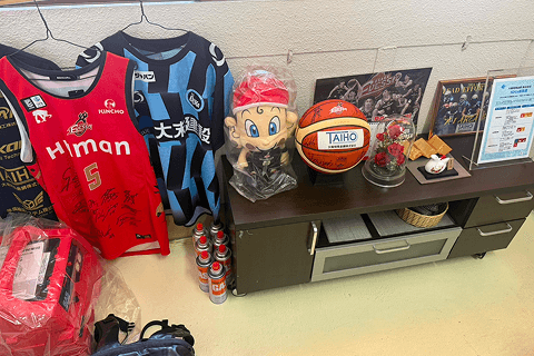 社内に飾られている応援団体のサイン入りユニフォームなど