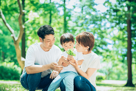 家族が自然と触れ合っているイメージ画像