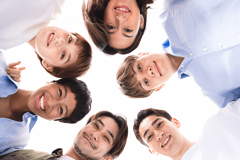 国籍や性別を問わず和やかな男女のイメージ画像