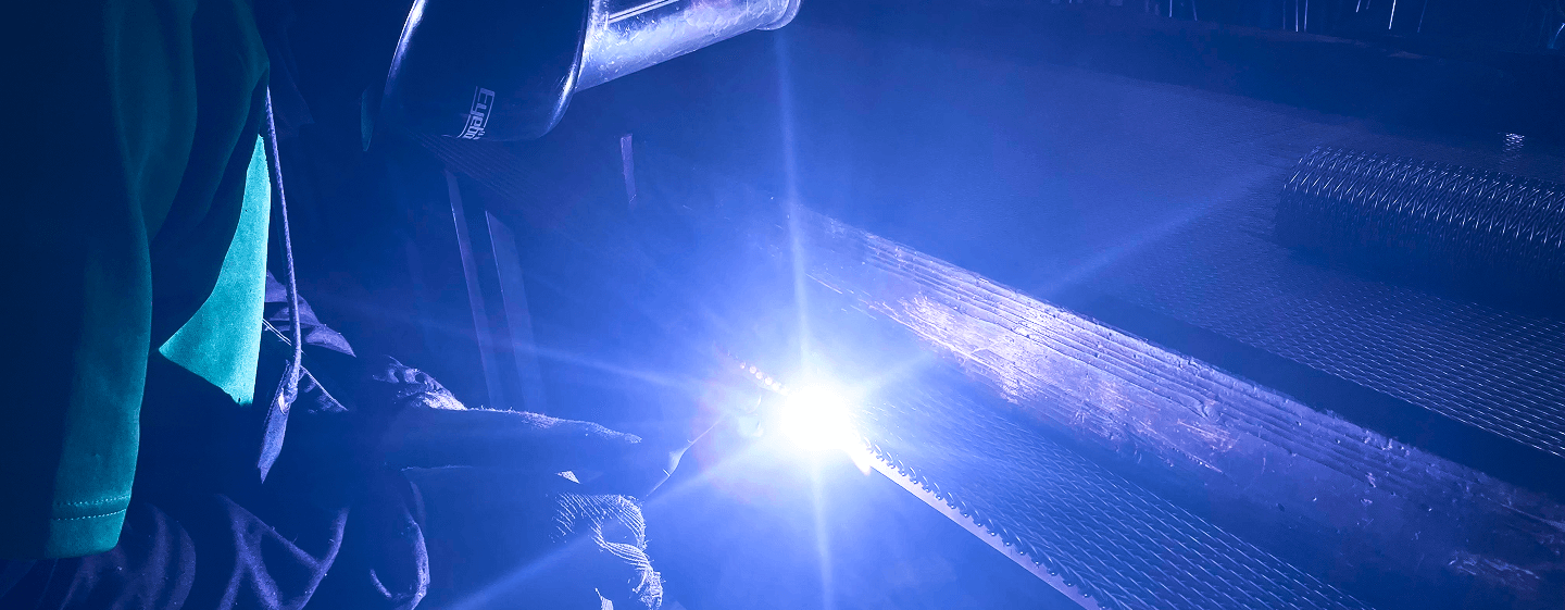 製品を加工する様子